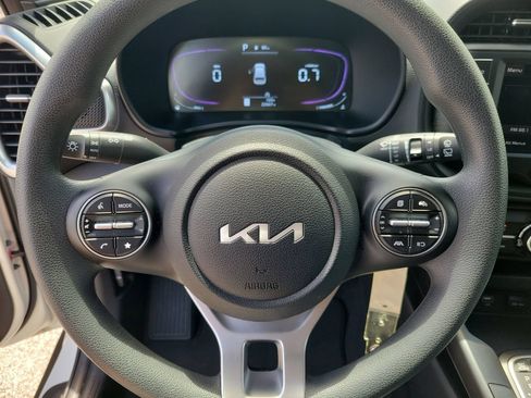 Used 2025 Kia Soul LX w/ LX Technology Package FWD image 16