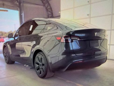Used 2025 Tesla Model Y Long Range RWD image 3