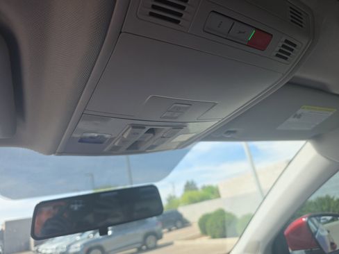 Certified 2022 Volkswagen Taos SE w/ Panoramic Sunroof Package image 31