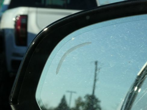 Used 2024 Volvo XC40 B5 Plus image 10