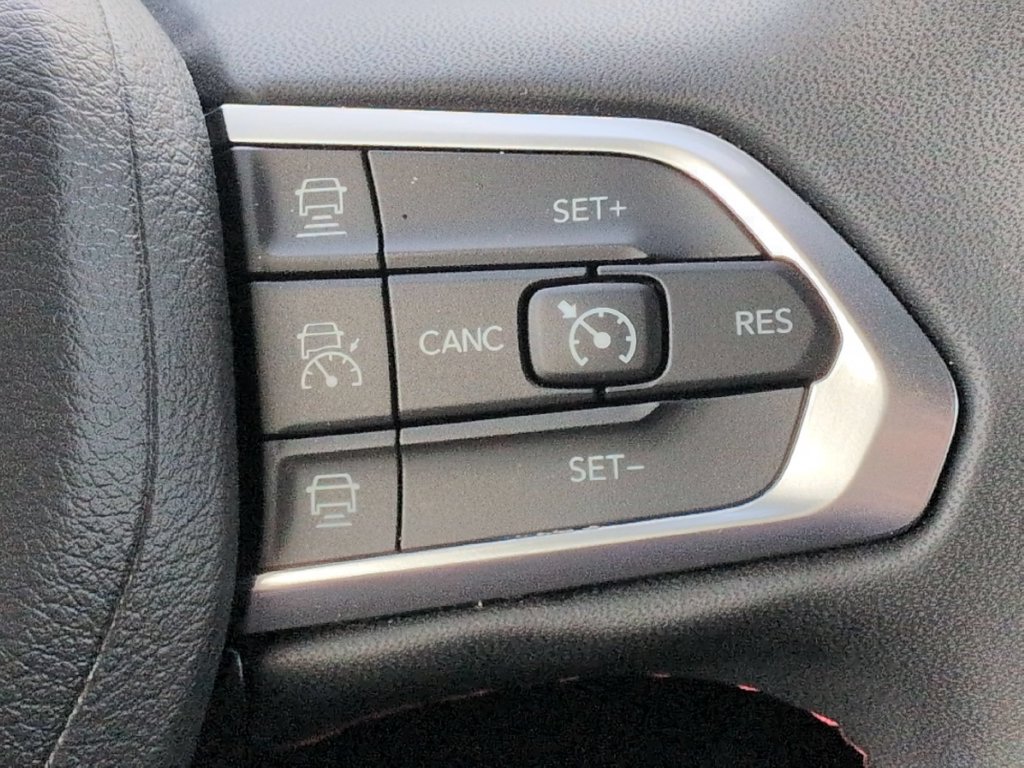 Used 2025 Jeep Compass Trailhawk AWD/4WD image 18