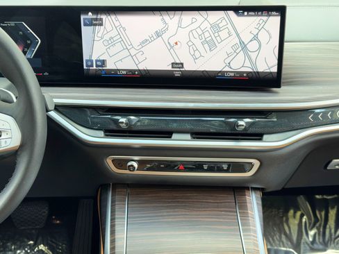 Used 2023 BMW X7 xDrive40i w/ Climate Comfort Package image 25