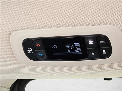 Used 2023 Chrysler Pacifica Touring-L FWD image 17