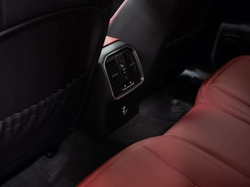 Certified 2025 Porsche Macan image 29