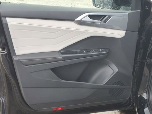 New 2026 Volkswagen Taos SEL image 9