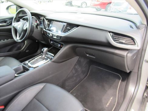 Used 2018 Buick Regal Essence w/ Driver Confidence Package #1 FWD image 11