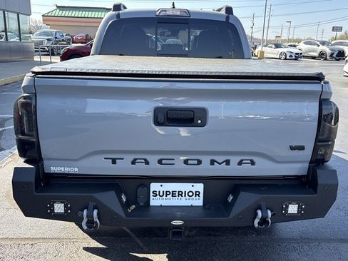 Used 2018 Toyota Tacoma TRD Sport image 4
