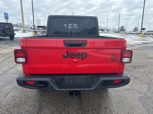 Used 2022 Jeep Gladiator Willys image 4