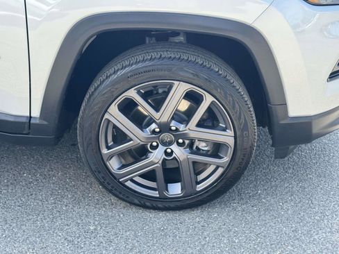 Used 2025 Jeep Compass Limited w/ Sun & Sound Group AWD/4WD image 9