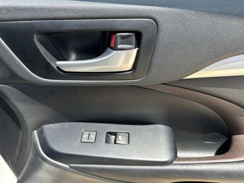 Used 2017 Toyota Highlander XLE FWD image 21
