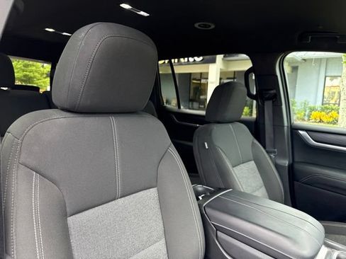 Used 2025 GMC Acadia Elevation FWD image 9