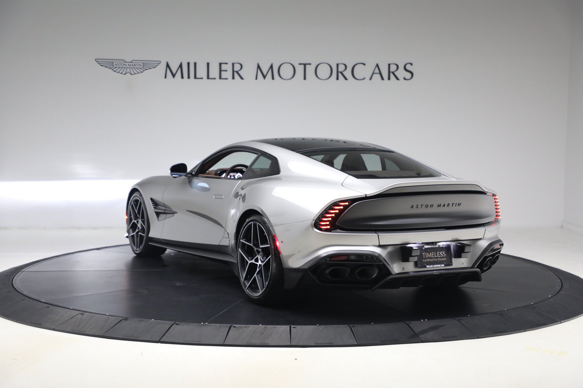 Used 2025 Aston Martin Vanquish RWD image 5