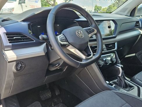 Used 2024 Volkswagen Taos SE w/ MDO Package FWD image 9