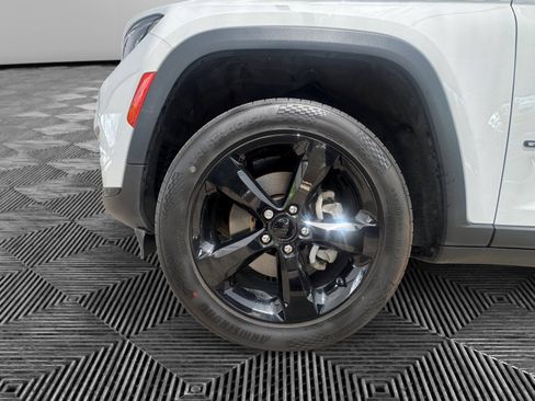 Used 2023 Jeep Grand Cherokee L Limited w/ Black Appearance Package AWD/4WD image 9