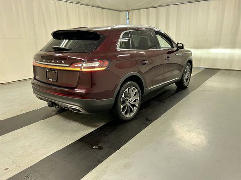 Used 2022 Lincoln Nautilus Reserve w/ Luxury Package image 2