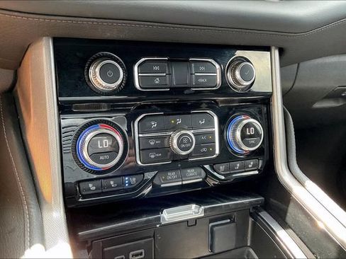Used 2024 GMC Yukon Denali AWD/4WD image 30