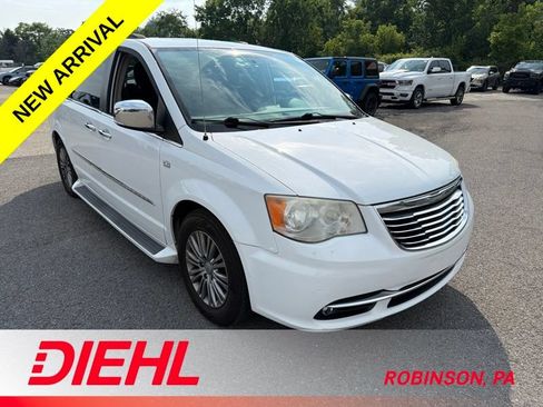 Used 2014 Chrysler Town & Country Touring-L FWD image 5