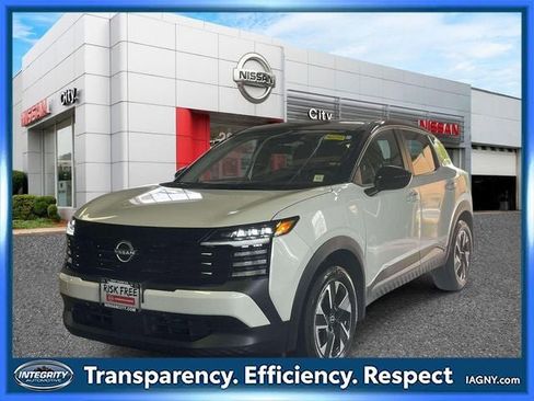 Used 2025 Nissan Kicks SV AWD/4WD image 4