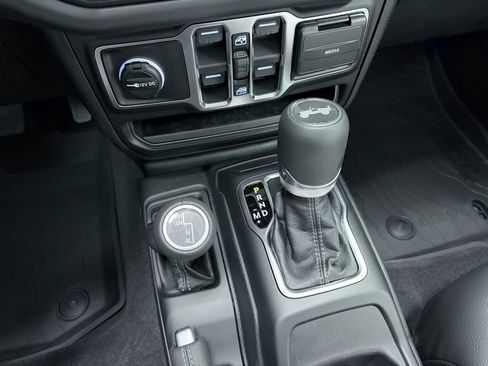 Used 2026 Jeep Wrangler Unlimited Sahara AWD/4WD image 21