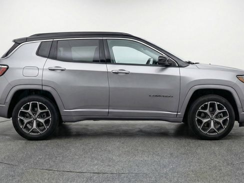 Used 2025 Jeep Compass Limited image 11
