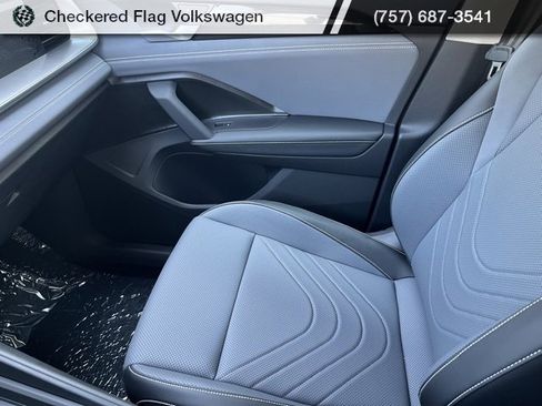 New 2025 Volkswagen Tiguan SE image 45