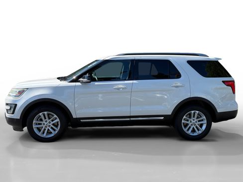 Used 2016 Ford Explorer XLT w/ Equipment Group 202A FWD image 2