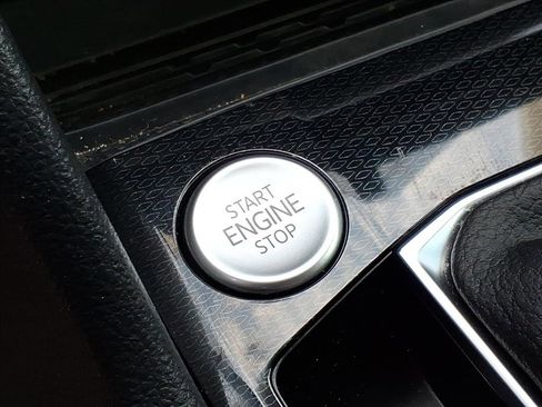 Certified 2025 Volkswagen Taos SE image 33