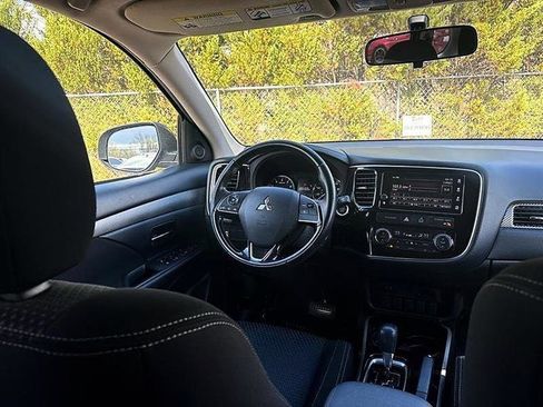 Used 2017 Mitsubishi Outlander SE image 32