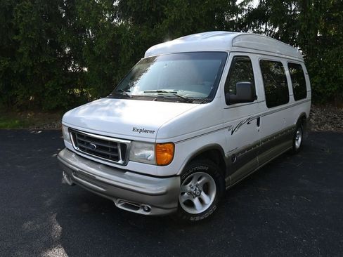 Used 2006 Ford E-150 and Econoline 150 RWD image 2