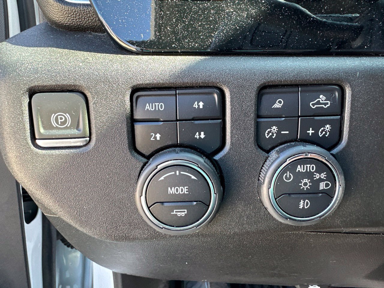 Used 2024 Chevrolet Silverado 2500 LTZ w/ LTZ Convenience Package AWD/4WD image 9