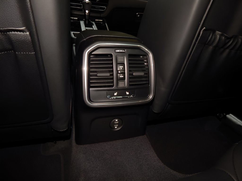 Used 2022 Porsche Macan AWD/4WD image 18