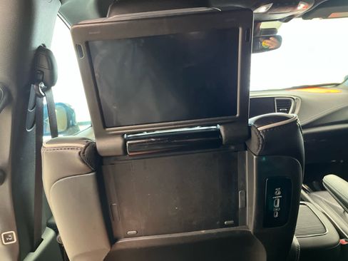 Used 2023 Chrysler Pacifica Limited w/ Uconnect Theater Family Group image 16