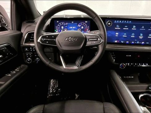 Used 2025 Chevrolet Suburban Z71 image 6