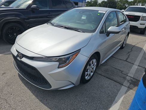 Used 2022 Toyota Corolla LE FWD image 2