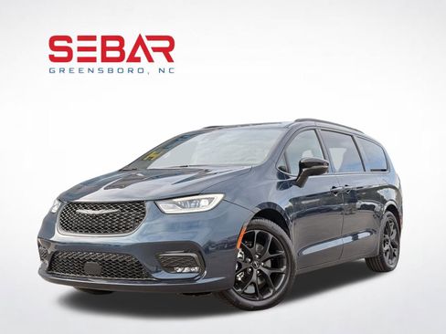 Used 2025 Chrysler Pacifica Limited image 1