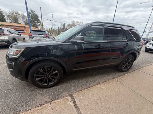 Used 2018 Ford Explorer XLT w/ Equipment Group 202A AWD/4WD image 3