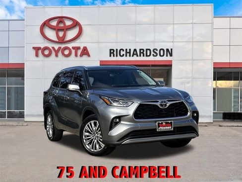 Used 2025 Toyota Highlander Platinum image 1