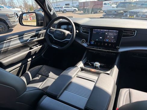 Used 2025 Jeep Wagoneer Series II image 12