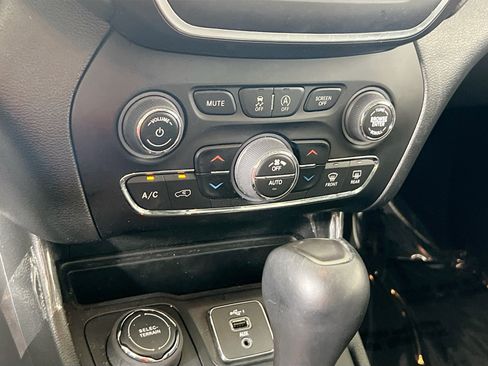 Used 2023 Jeep Cherokee Altitude Lux w/ Lux Elite Package AWD/4WD image 16