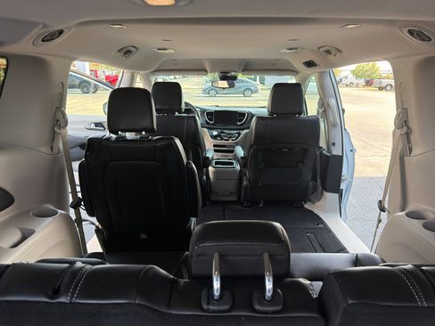 Used 2024 Chrysler Pacifica Touring-L FWD image 10