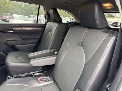 Used 2023 Toyota Highlander Limited image 14