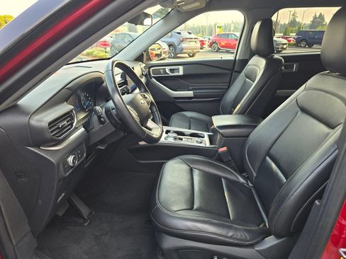 Used 2020 Ford Explorer XLT w/ Equipment Group 202A AWD/4WD image 8