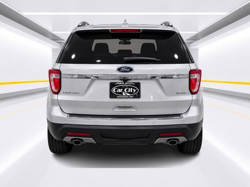 Used 2018 Ford Explorer Limited w/ Equipment Group 301A FWD image 4