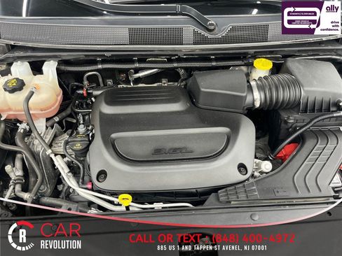Used 2023 Chrysler Pacifica Touring-L FWD image 12