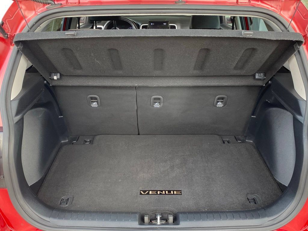 Used 2022 Hyundai Venue Limited FWD image 11