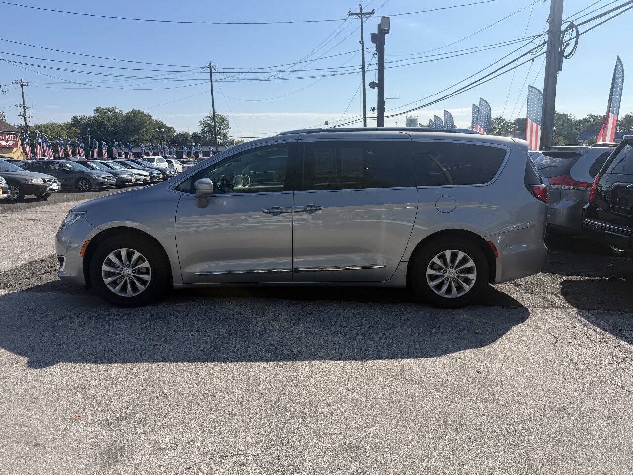 Used 2019 Chrysler Pacifica Touring-L FWD image 1