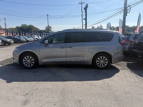 Used 2019 Chrysler Pacifica Touring-L FWD image 1