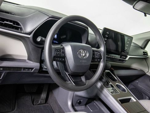 Used 2024 Toyota Sienna LE FWD image 17
