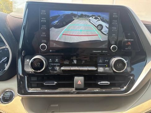 Used 2022 Toyota Highlander XLE FWD image 12