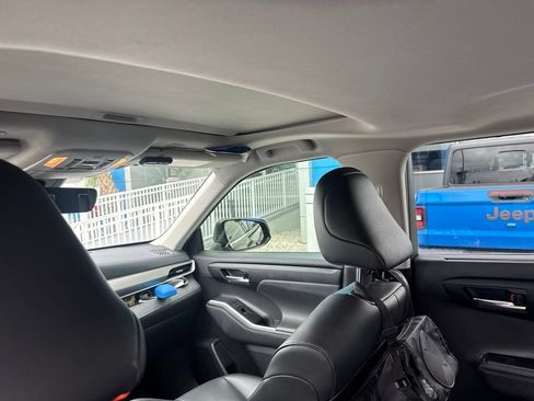 Used 2023 Toyota Highlander XLE FWD image 14